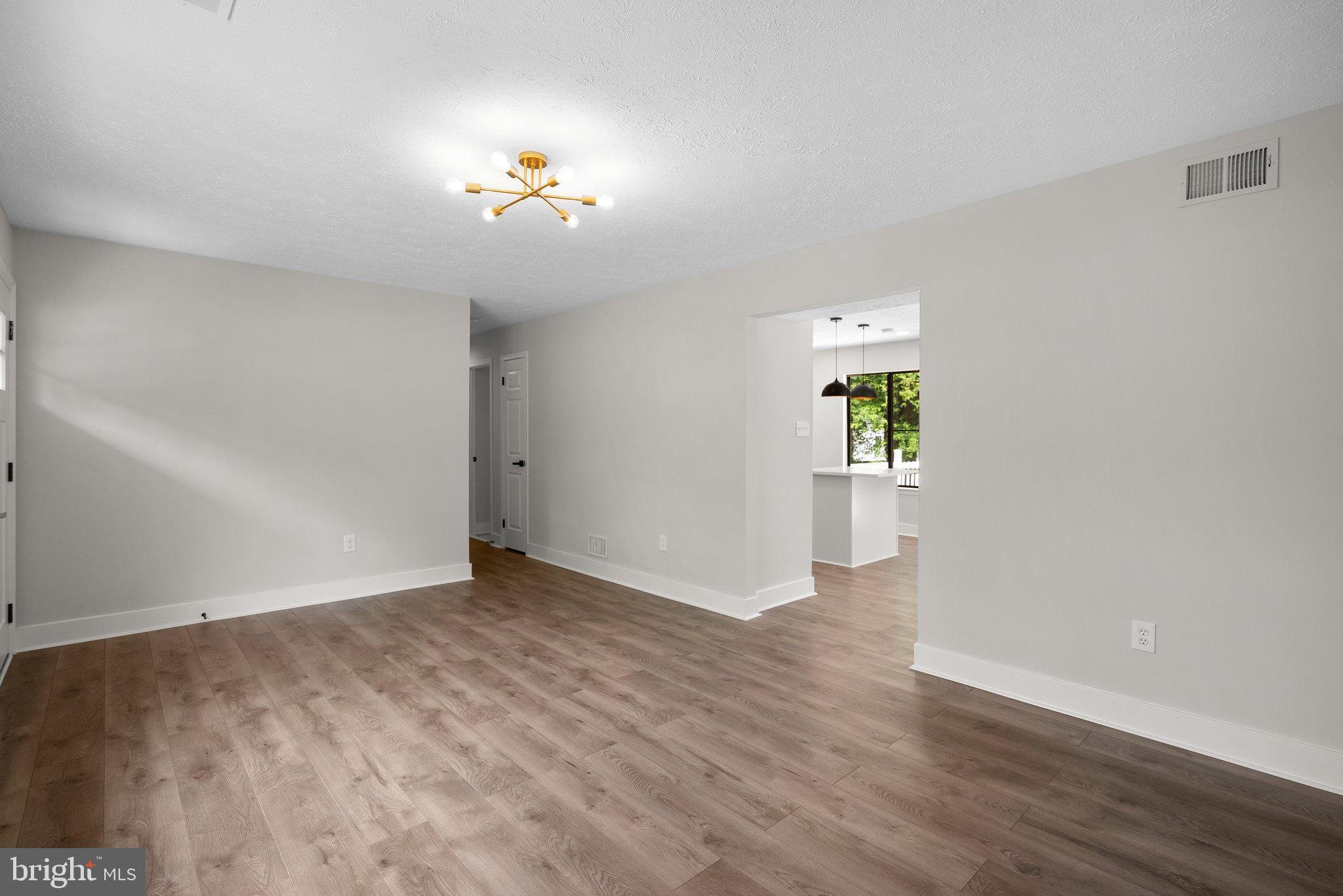 804 Carriage House Ln