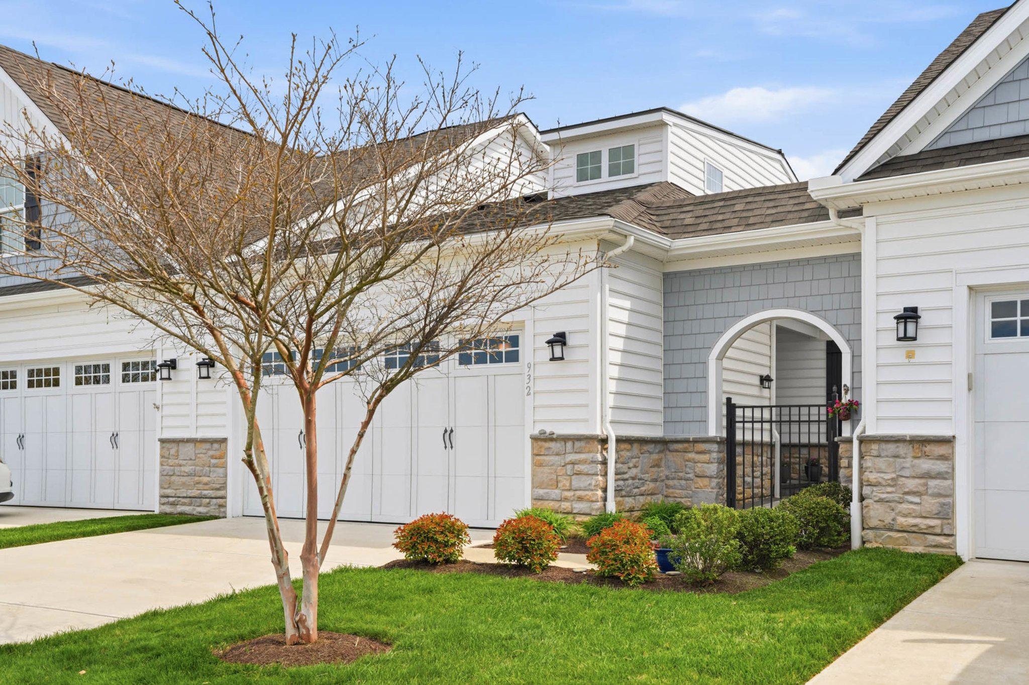 932 MOORINGS CIRCLE