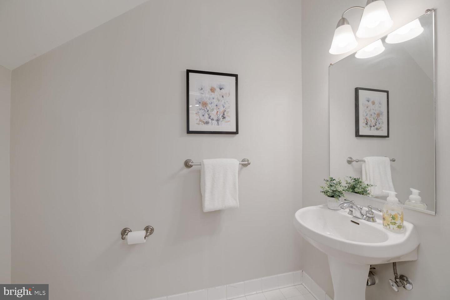 1633 N Colonial Terrace Unit: 202