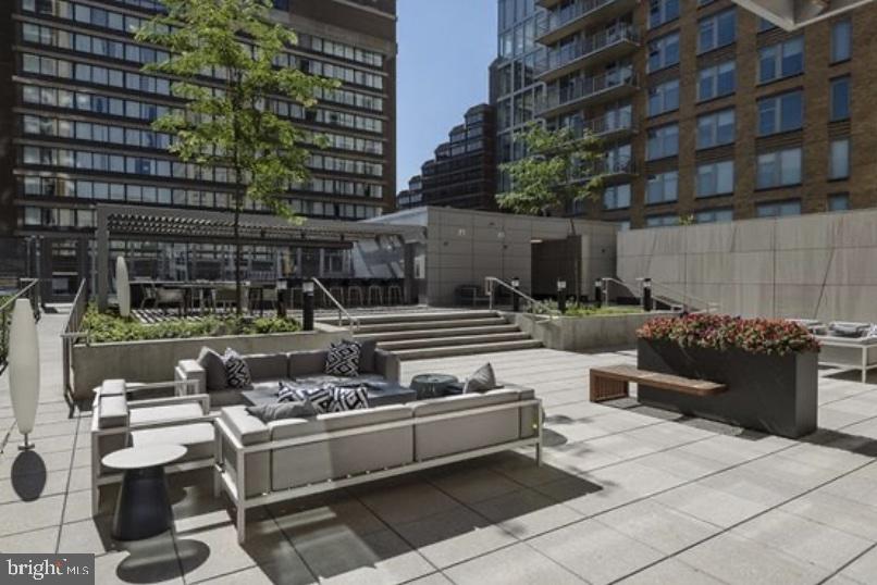400 Army Navy Drive Dr Unit: 1821
