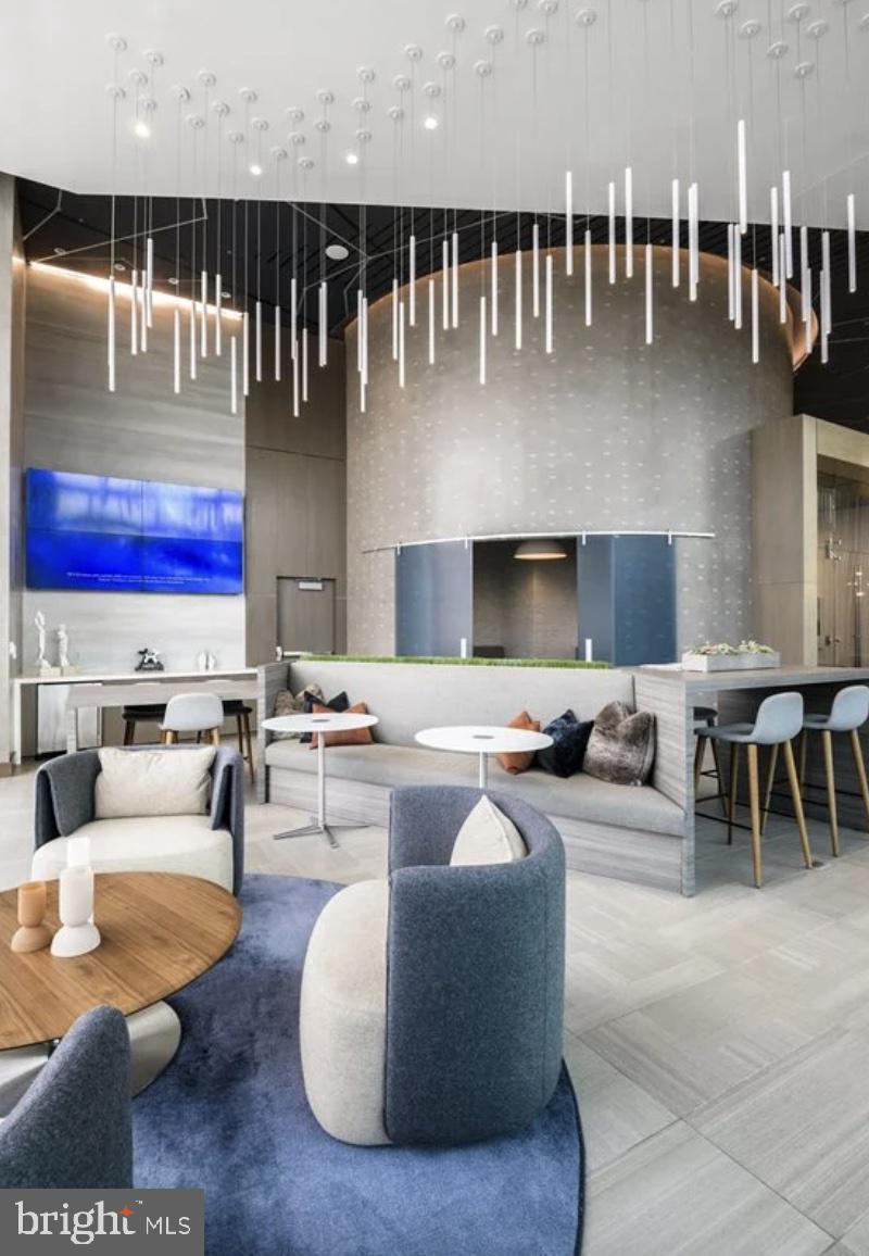 400 Army Navy Drive Dr Unit: 1821