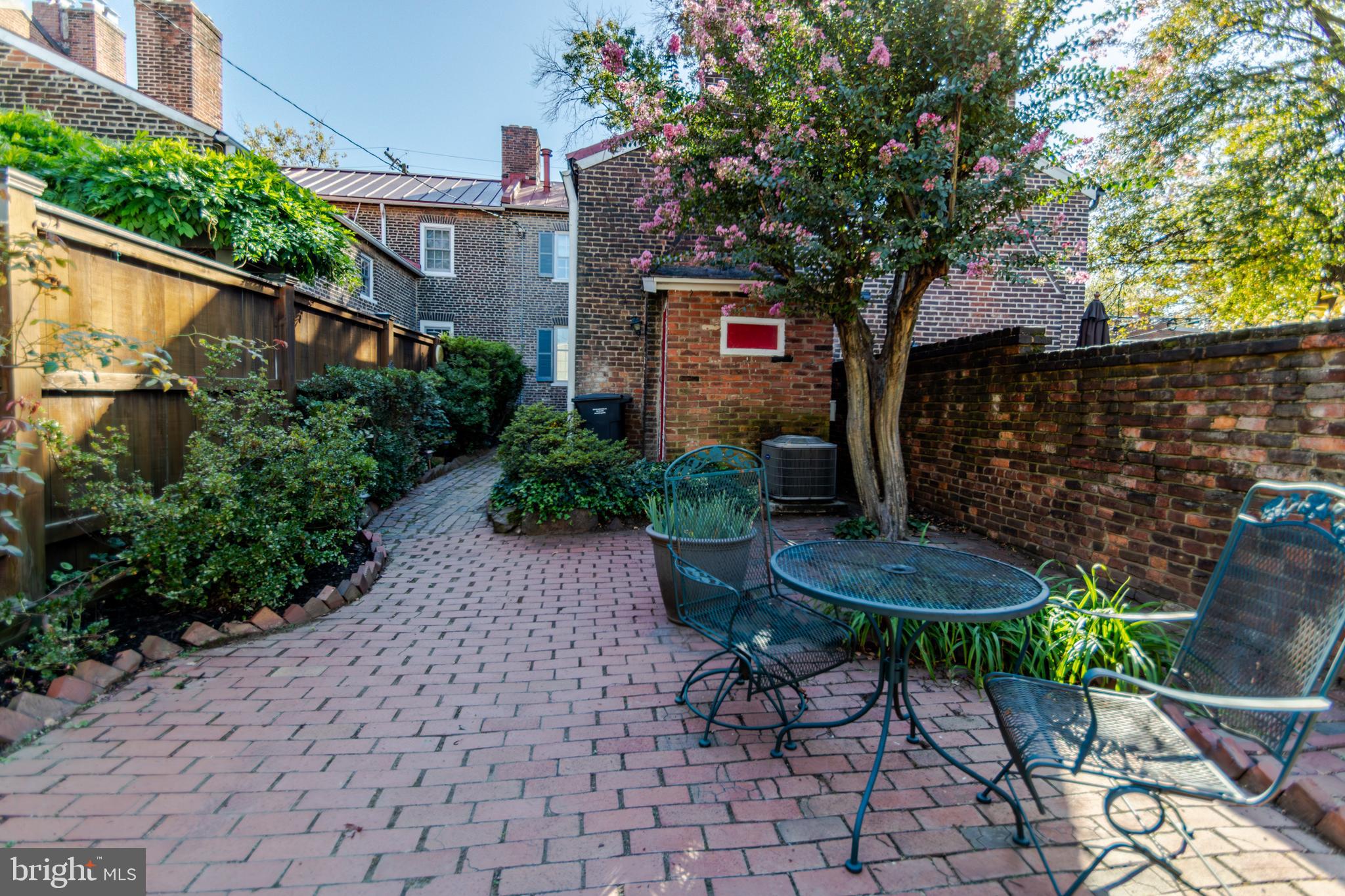 323 Queen Street
