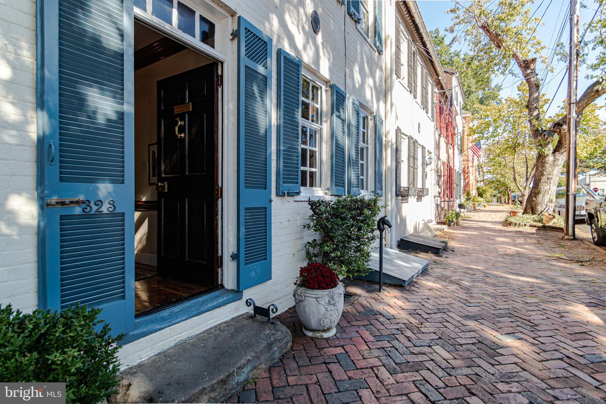 323 Queen Street