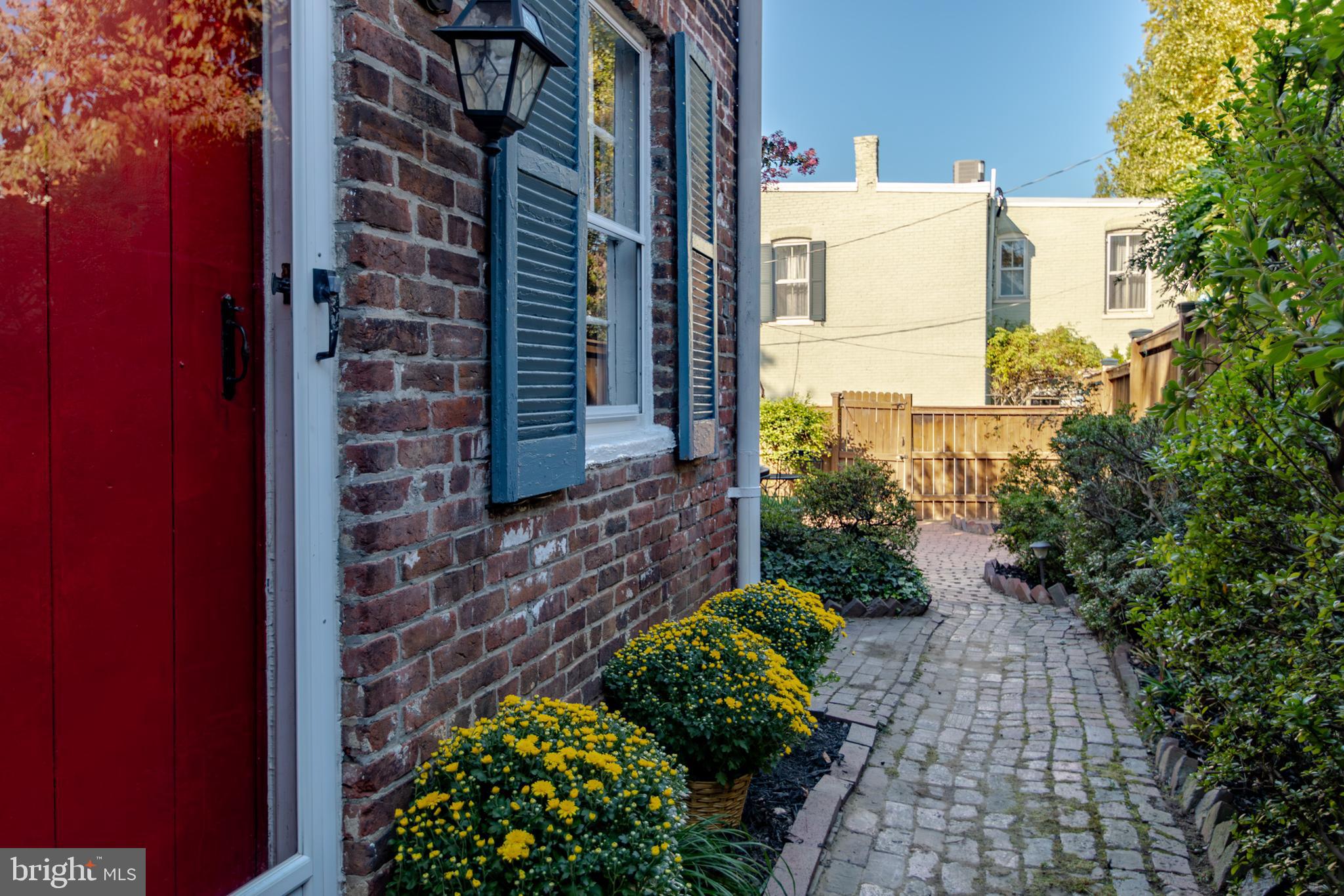 323 Queen Street