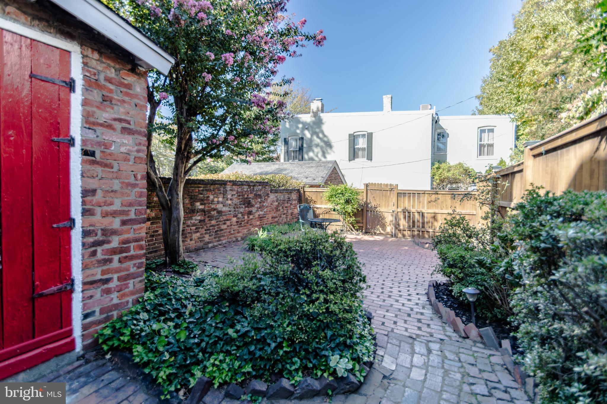 323 Queen Street