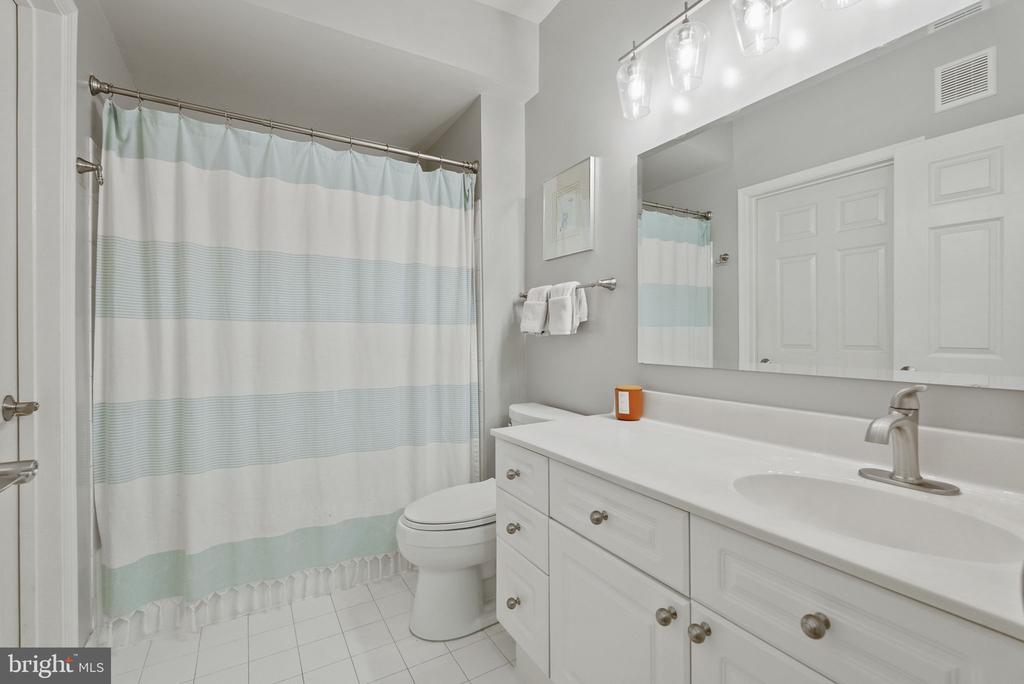 5108 DONOVAN DRIVE Unit: 305