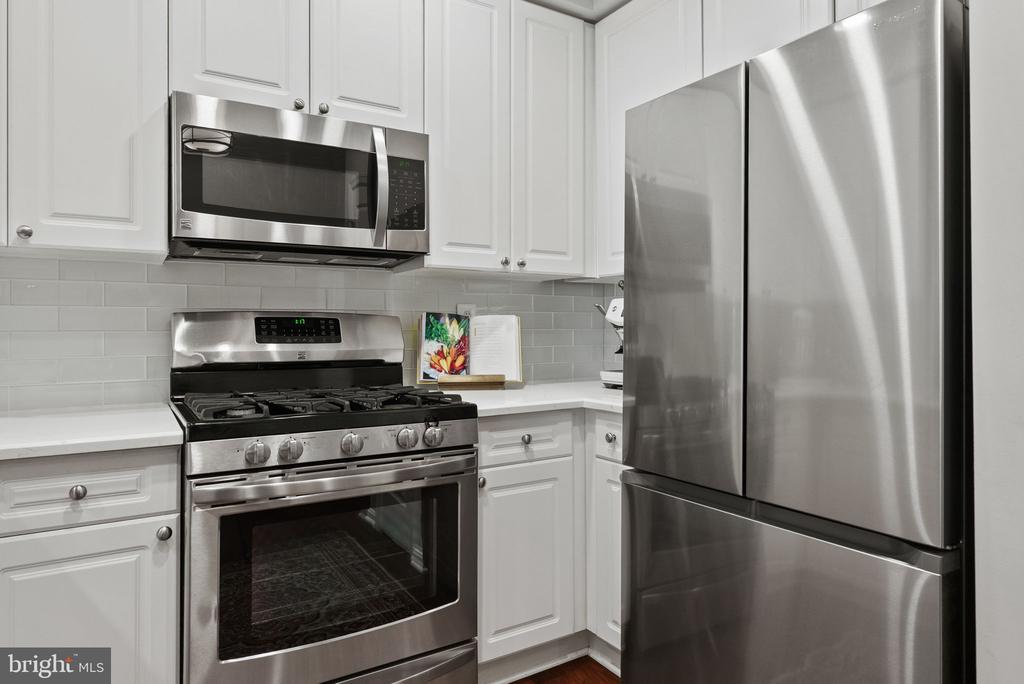 5108 DONOVAN DRIVE Unit: 305