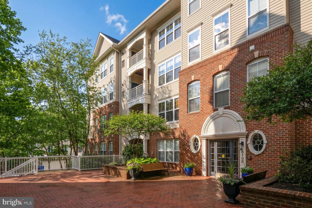 5108 DONOVAN DRIVE Unit: 305