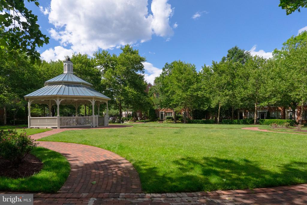 5108 DONOVAN DRIVE Unit: 305