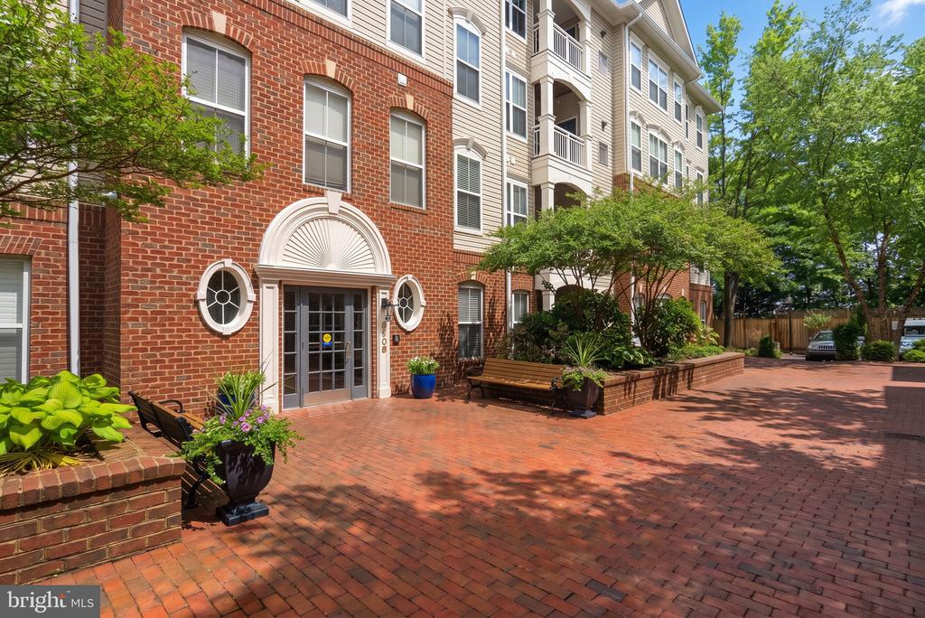 5108 DONOVAN DRIVE Unit: 305