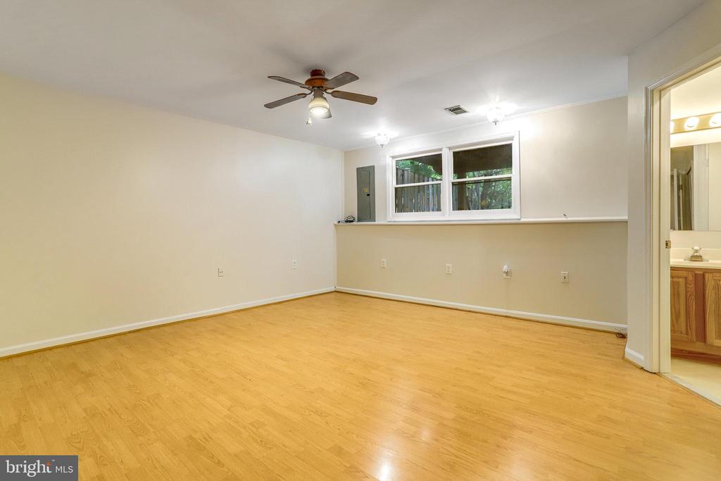 3729 Roxbury Ln