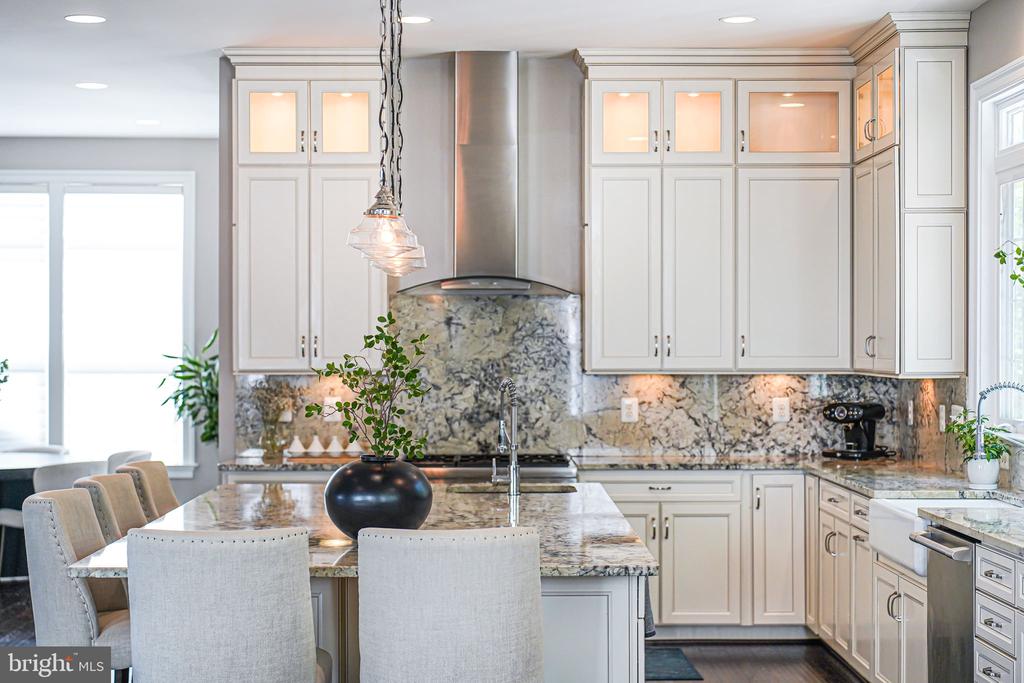 6513 MANOR RIDGE COURT