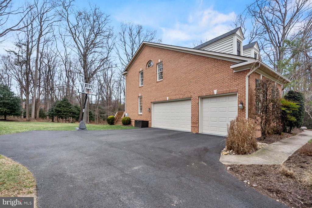 1050 NORTHFALLS COURT