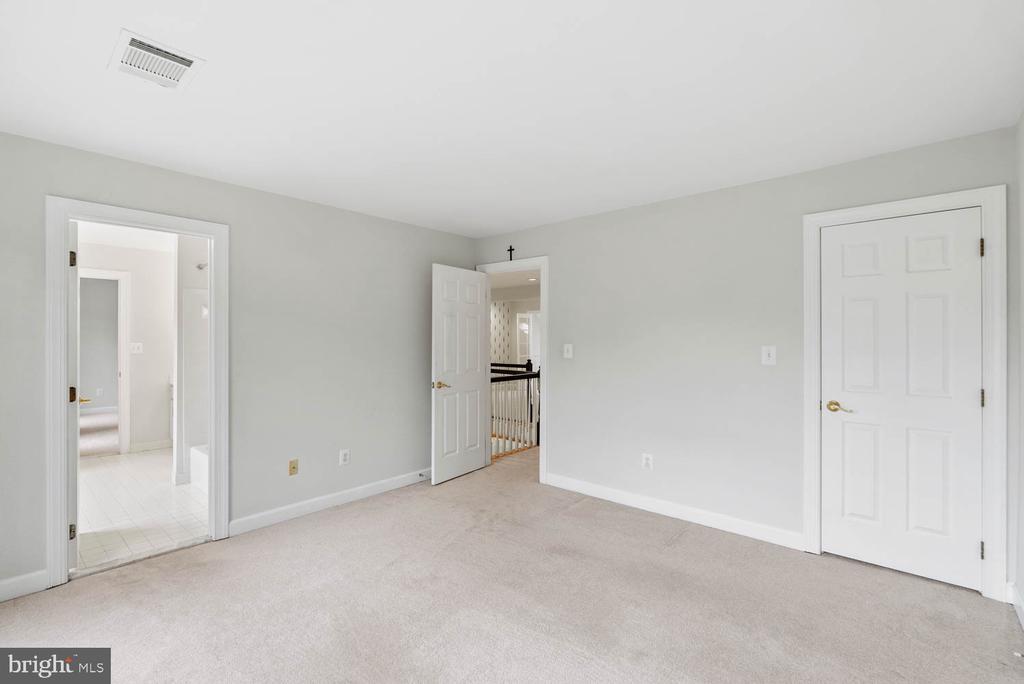 1050 NORTHFALLS COURT