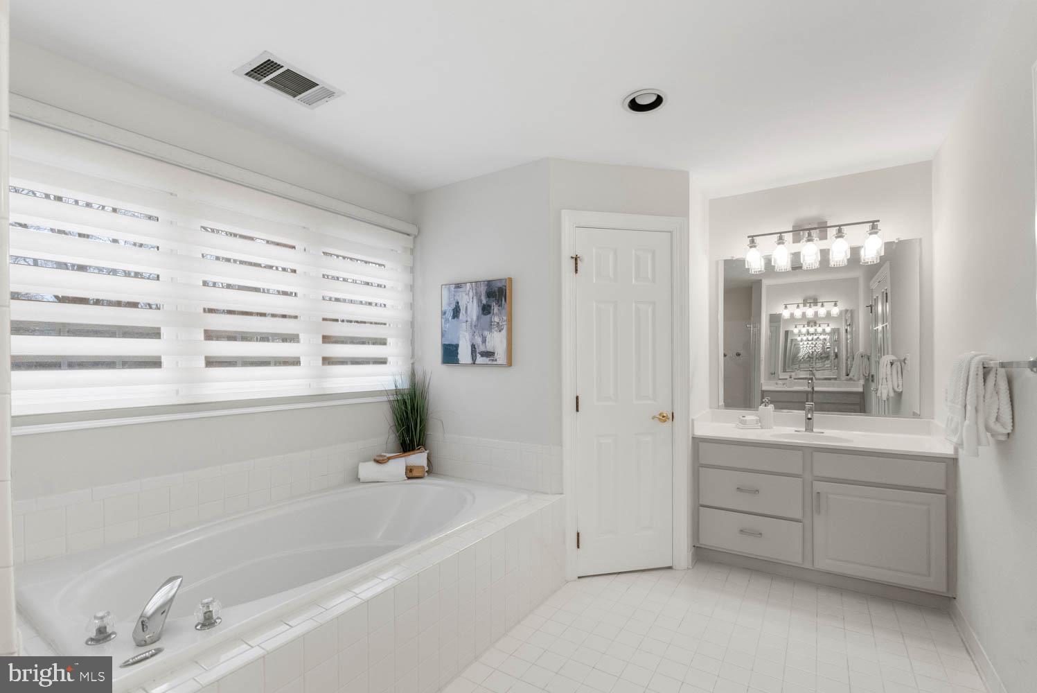 1050 NORTHFALLS COURT