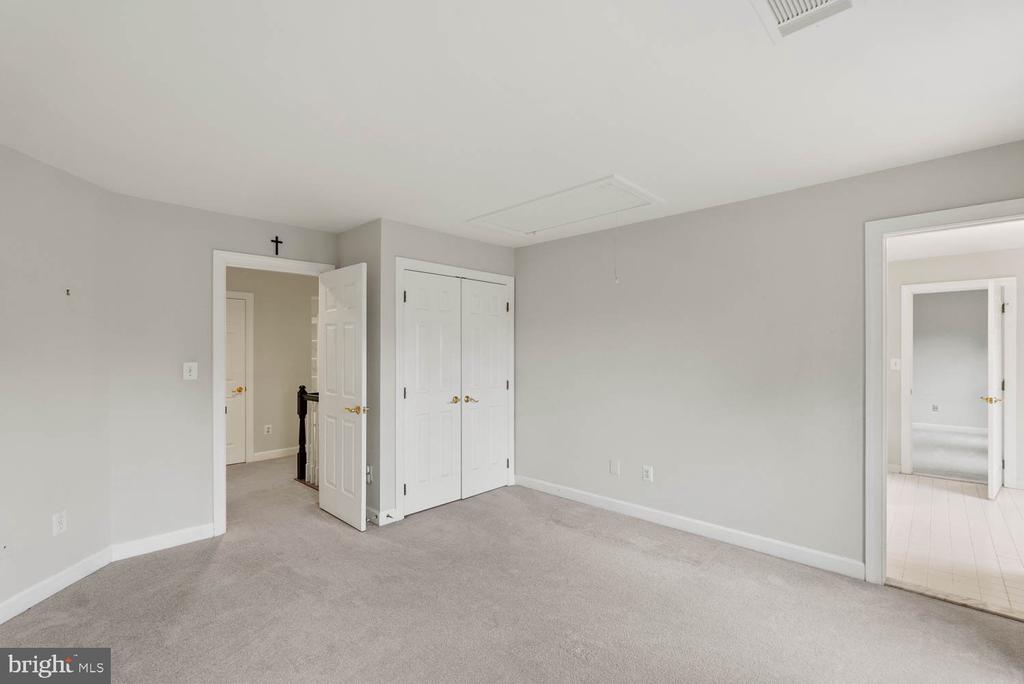1050 NORTHFALLS COURT