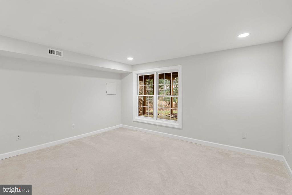1050 NORTHFALLS COURT