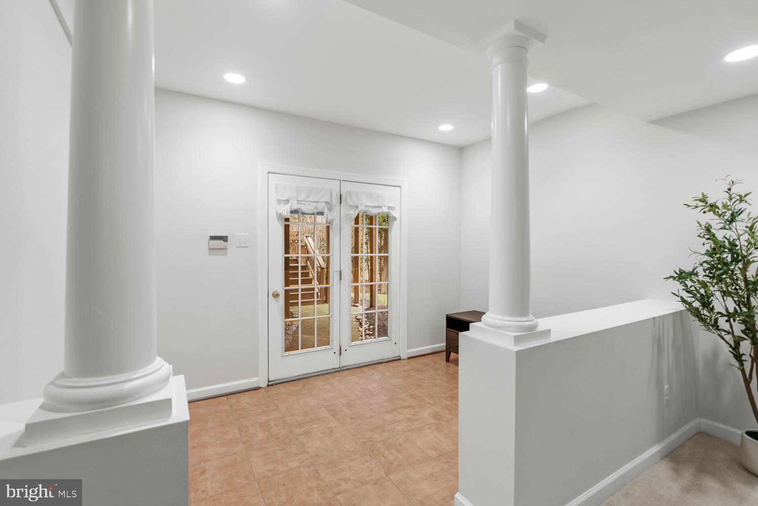 1050 NORTHFALLS COURT