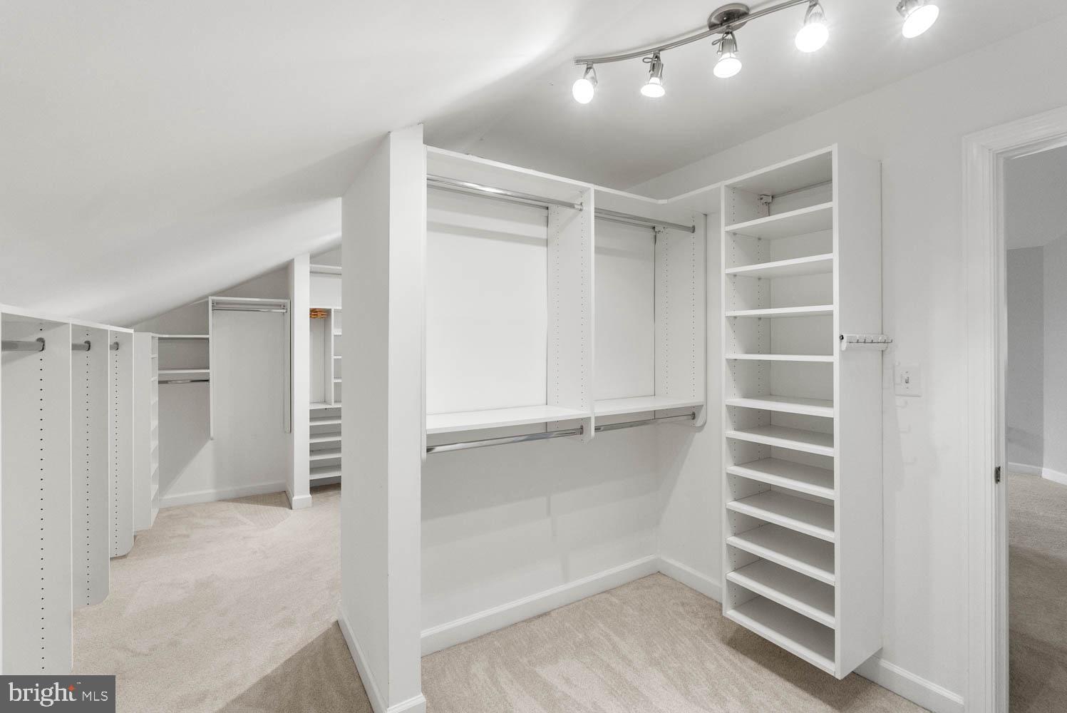 1050 NORTHFALLS COURT