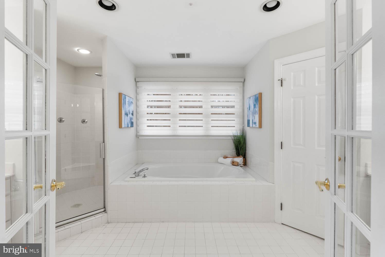 1050 NORTHFALLS COURT