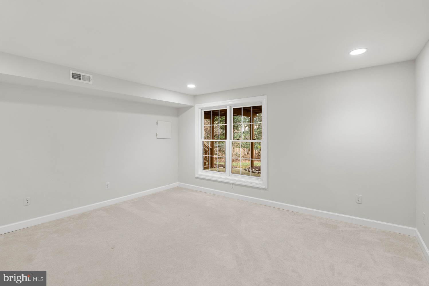 1050 NORTHFALLS COURT