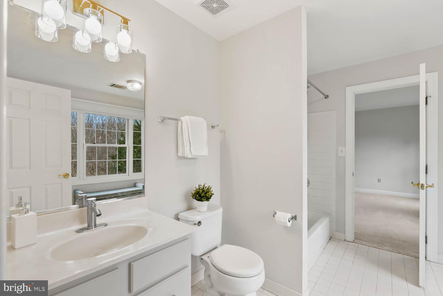 1050 NORTHFALLS COURT