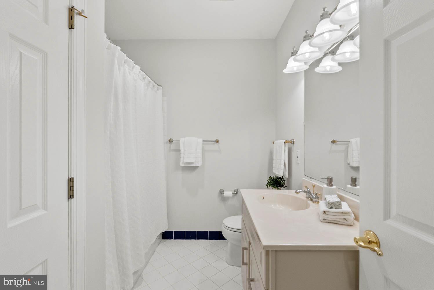 1050 NORTHFALLS COURT