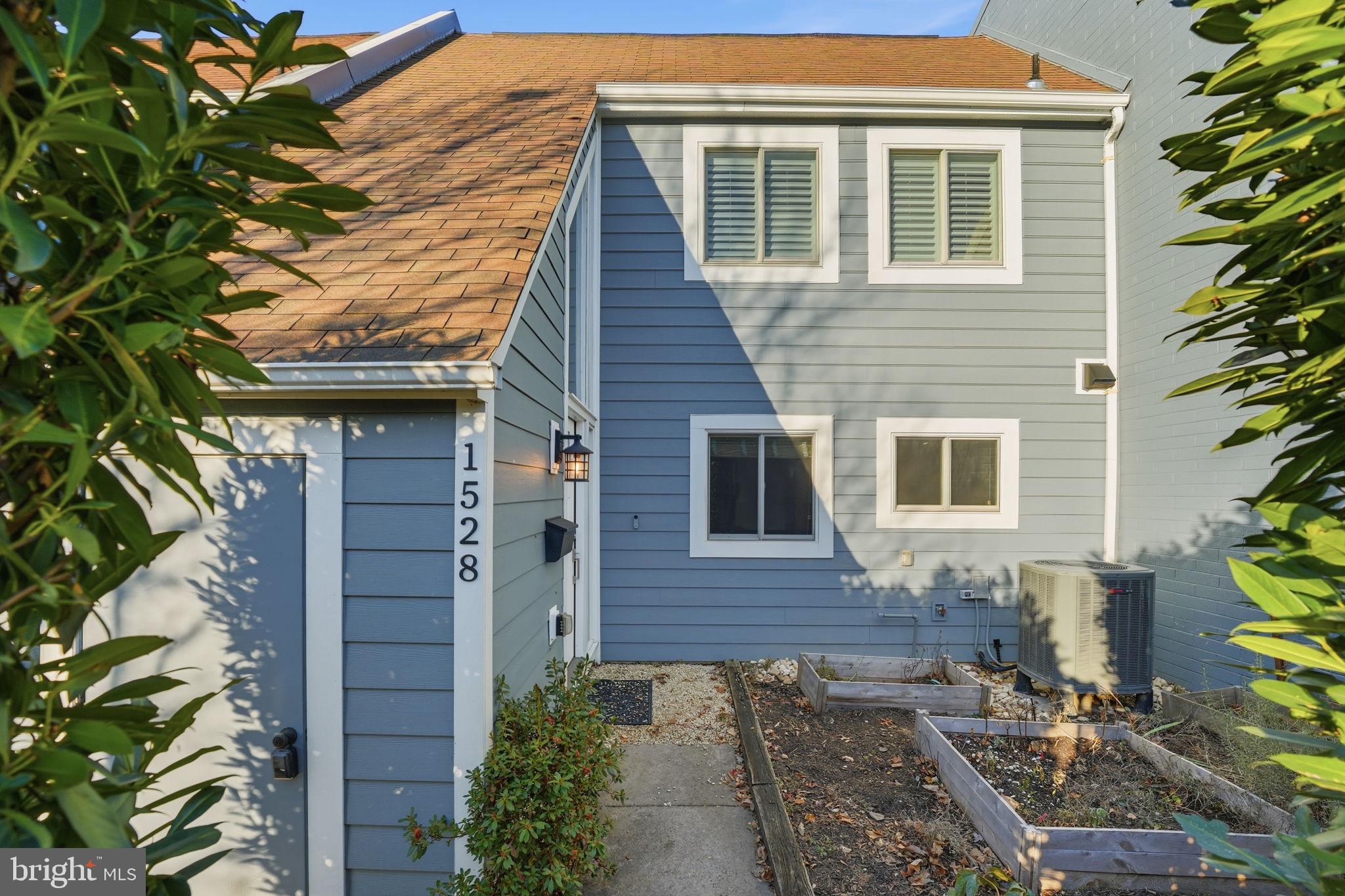 1528 GOLDENRAIN COURT