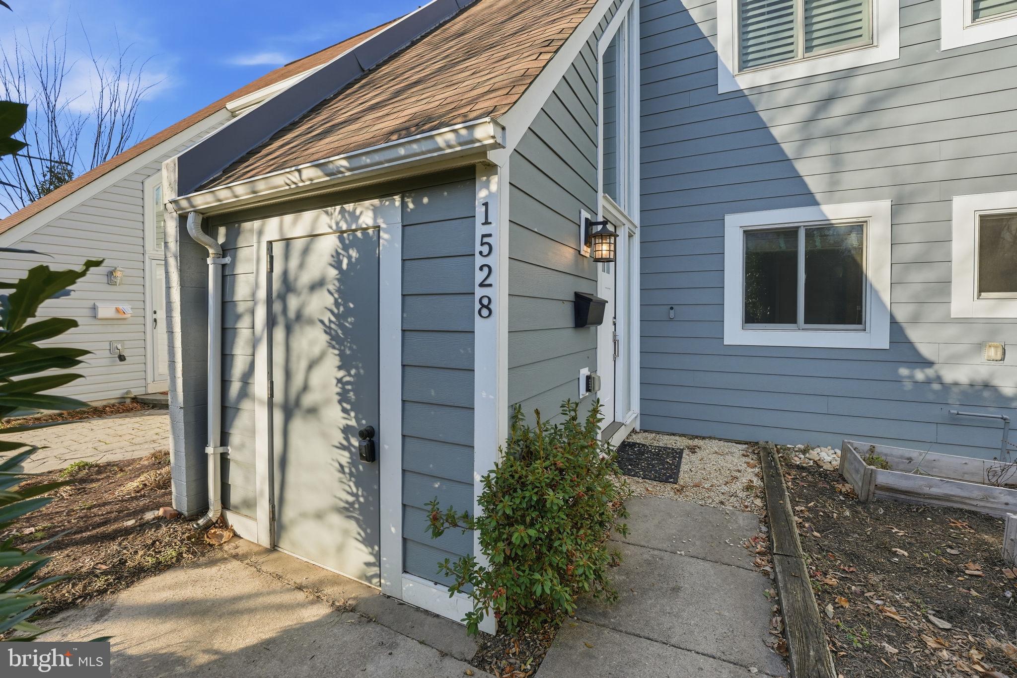 1528 GOLDENRAIN COURT