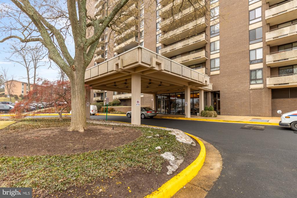 1800 OLD MEADOW ROAD 303