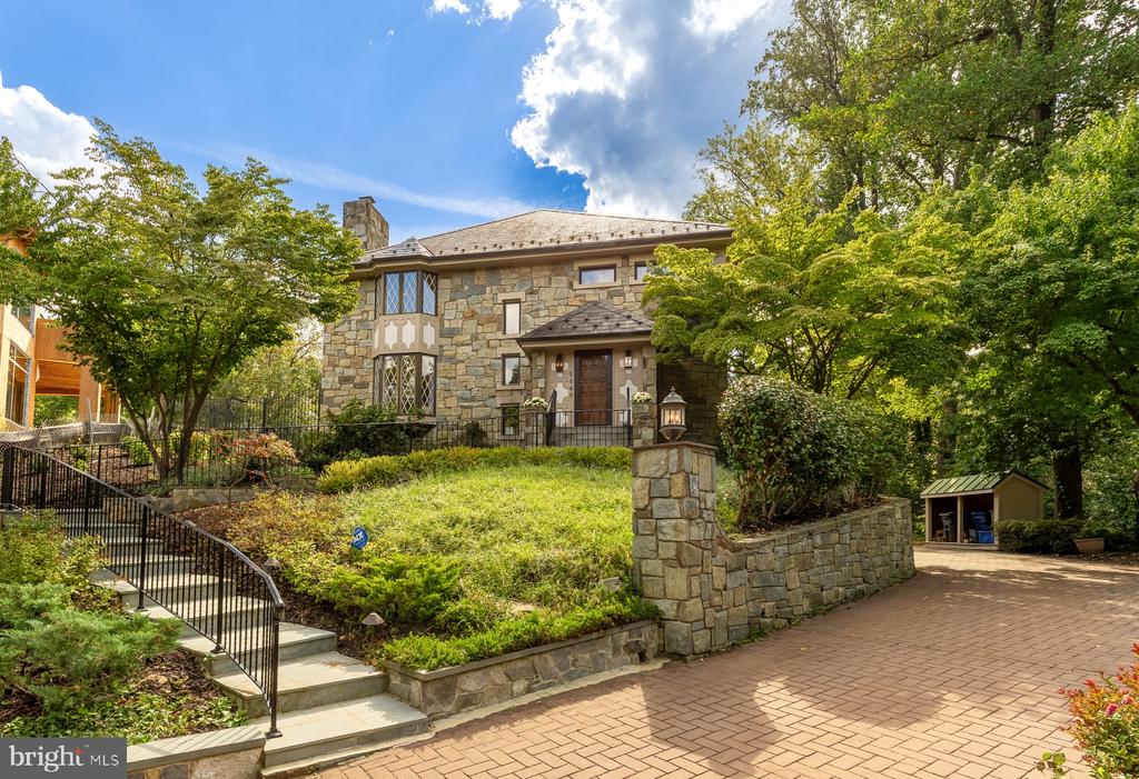 5848 ASPEN WOOD COURT