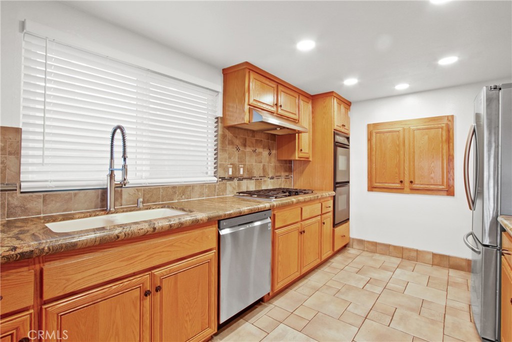 1529 Steinhart Avenue