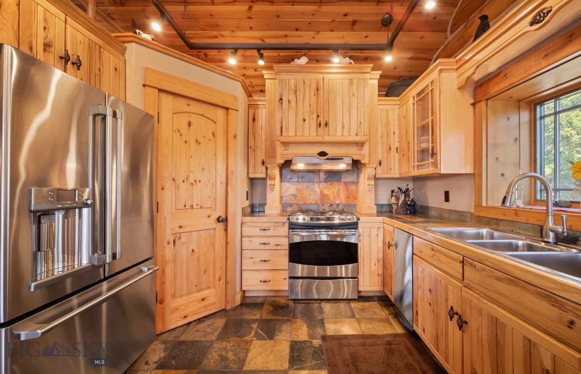 1062 Johnny Martinez Trail