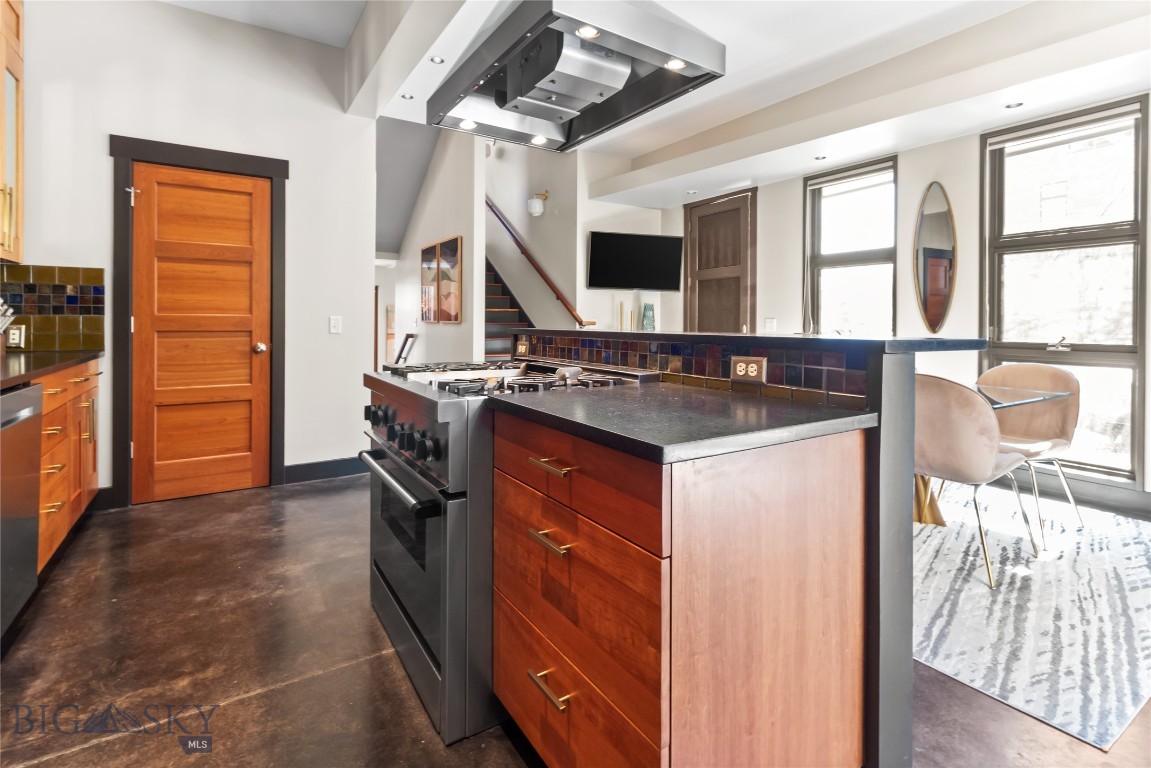 301 N Black Avenue