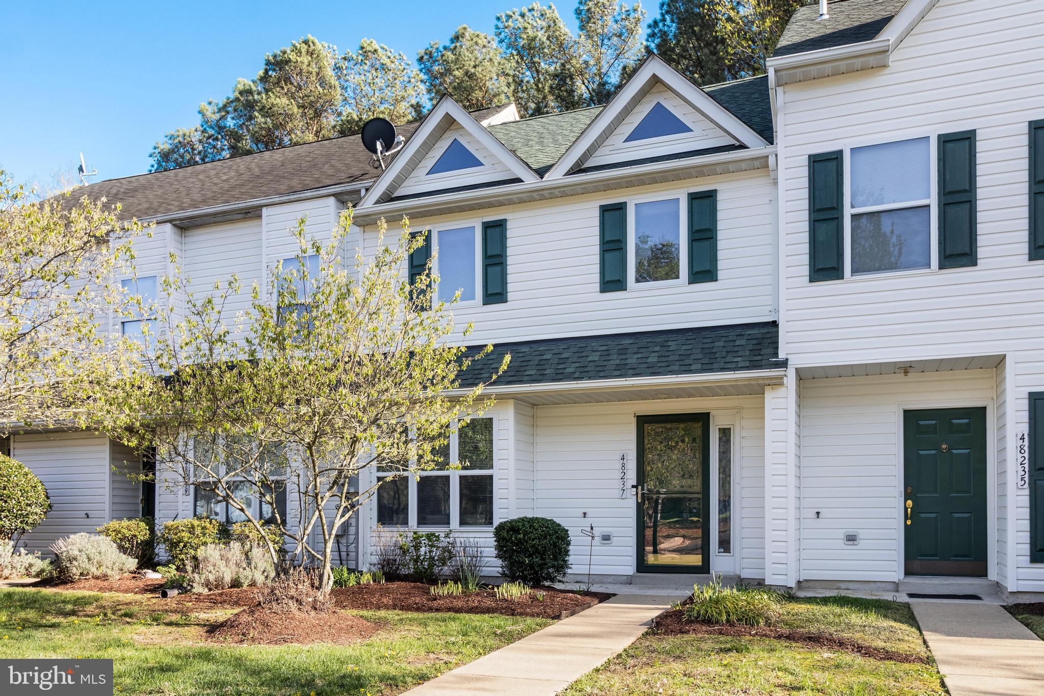 48237 Picketts Harbor Ct