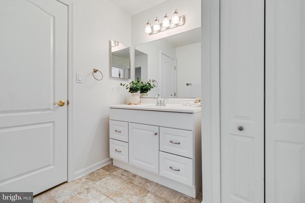 48237 Picketts Harbor Ct