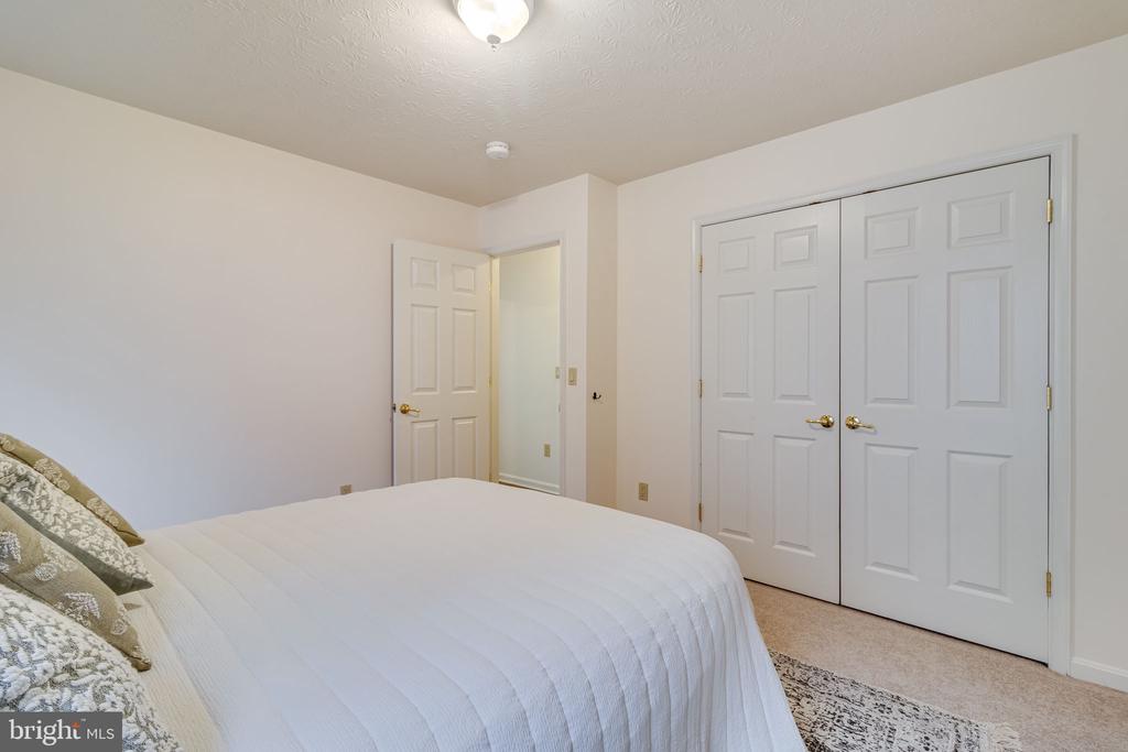 23165 Heatherwood Ln