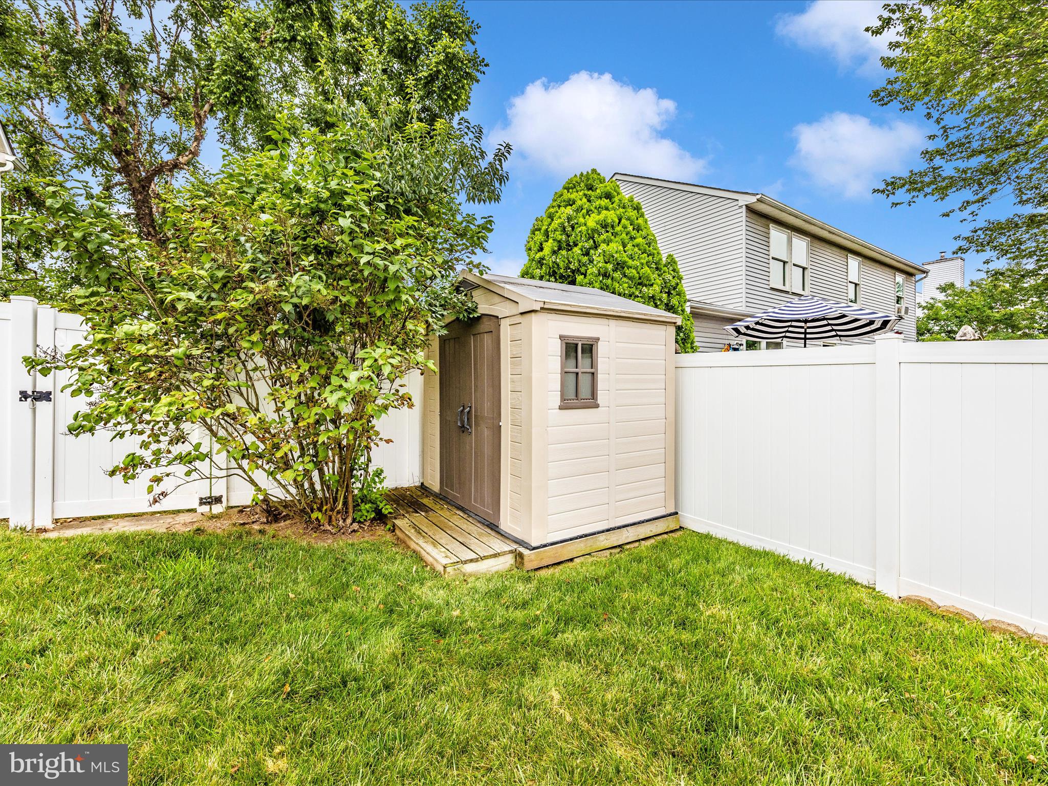 1405 HUNTING HORN LANE