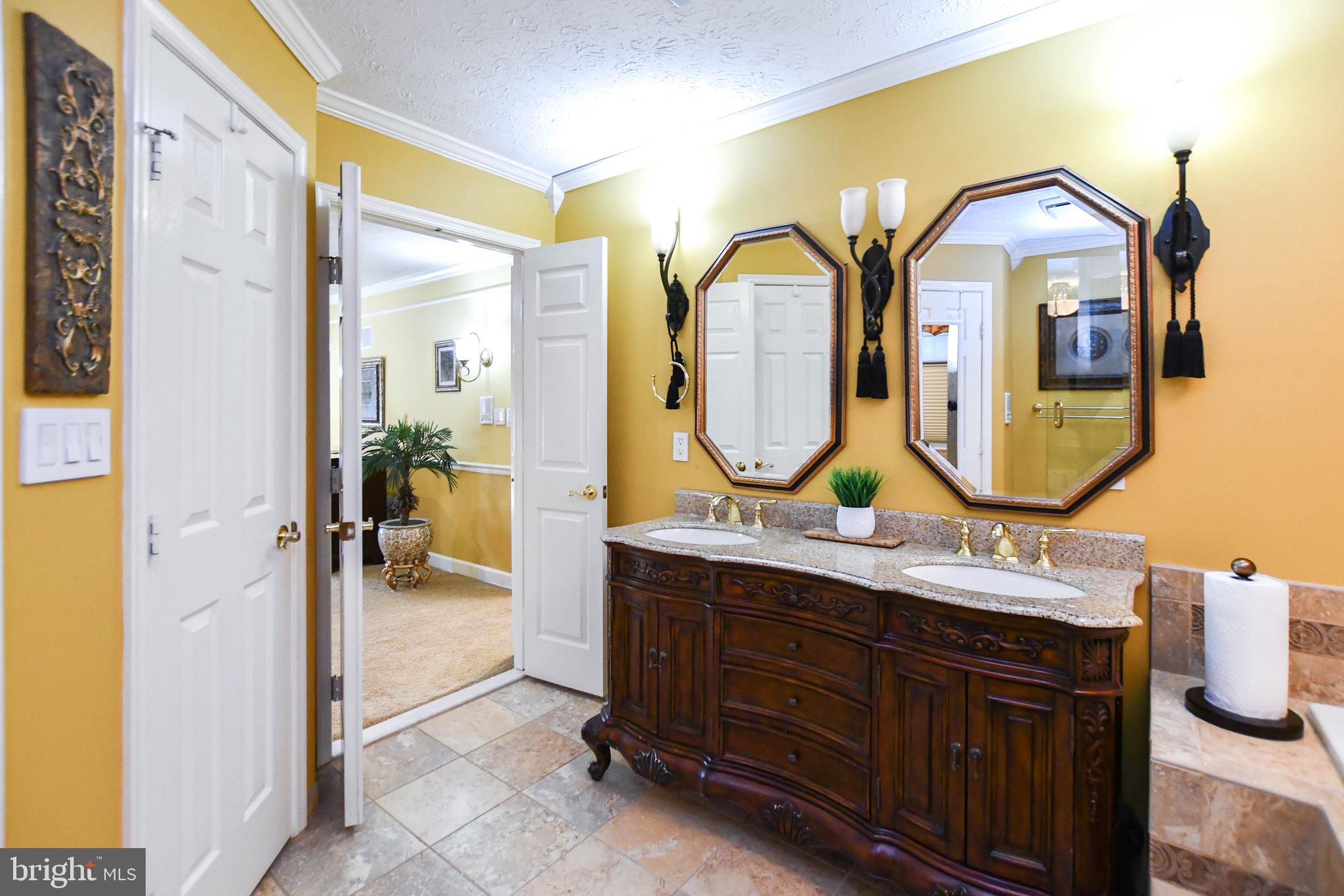 11406 CANTERBURY COURT