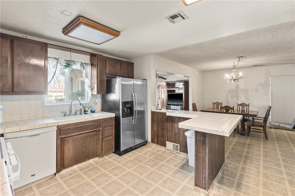 831 W Lugonia