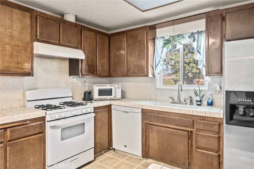831 W Lugonia
