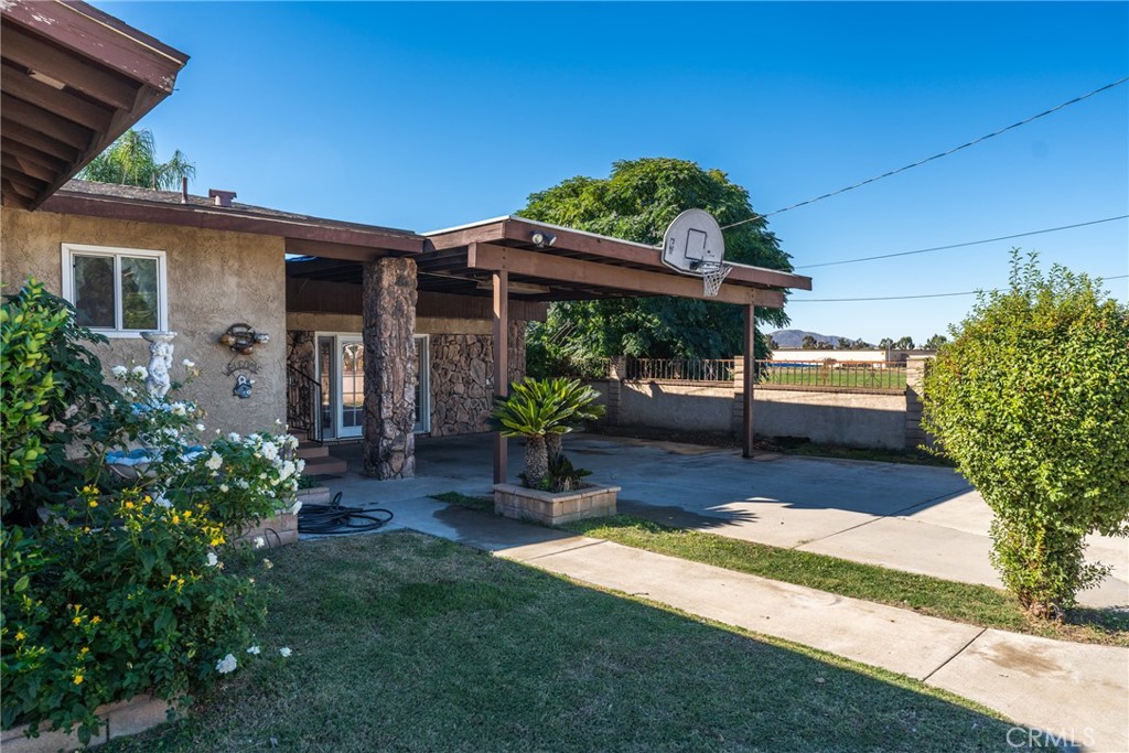 831 W Lugonia