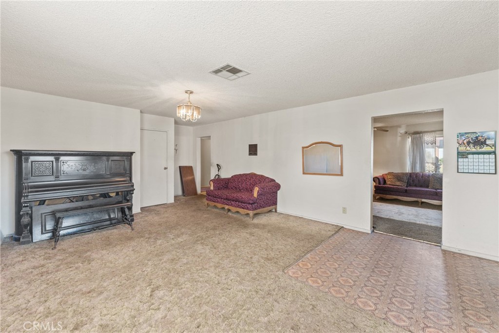831 W Lugonia