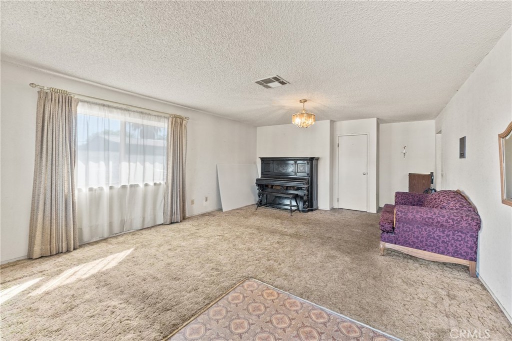 831 W Lugonia
