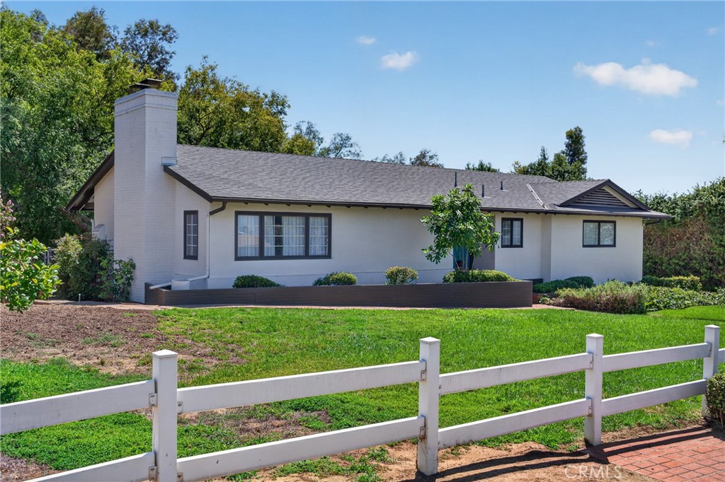 636 E Mariposa