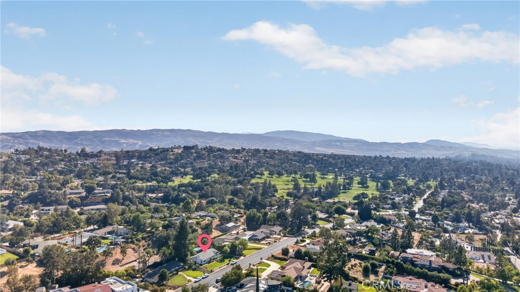 636 E Mariposa