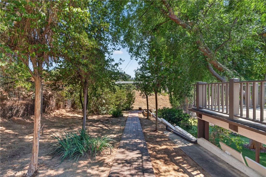 636 E Mariposa