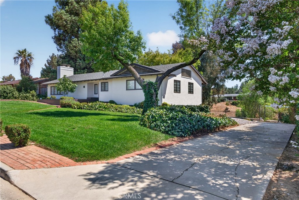 636 E Mariposa