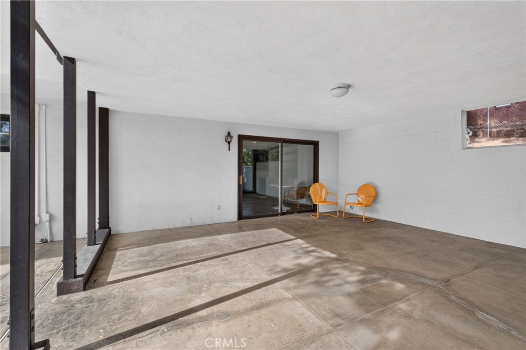 636 E Mariposa