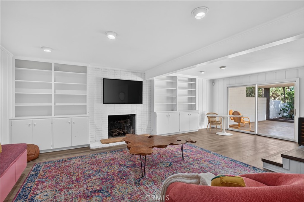 636 E Mariposa